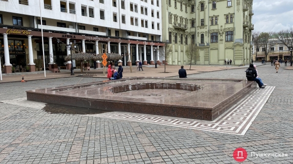 Поплывшая брусчатка, разбитые фонтаны и скандальные качели: как выглядит Греческая площадь. Фото