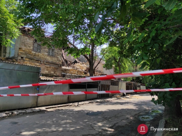 В Одессе обрушилось 2-этажное нежилое здание: пострадали автомобили. Фото