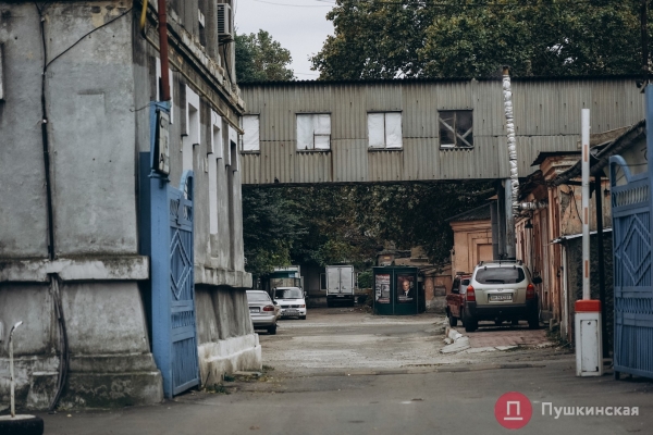 Нетуристическая Одесса, часть 2: смесь старого города и промзоны на Сахалинчике. Фоторепортаж