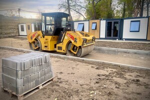 Рядом с парком Савицкого установили десять модульных домов для переселенцев