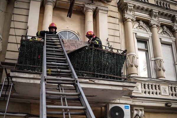 В центре Одессы обрушился балкон с людьми: есть пострадавшие